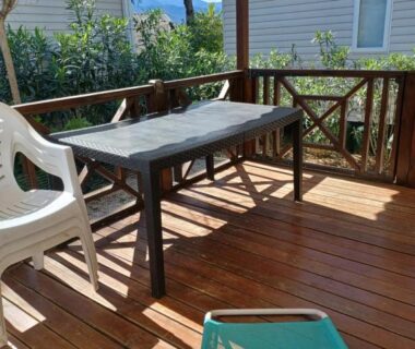 Terrasse couverte avec table et chaises du mobil-home SUNSEA Camping DEL MAR