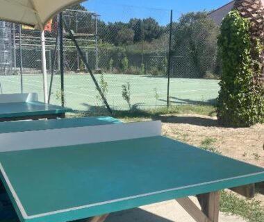 Espace jeux extérieur avec table de ping-pong sous abri au Mobil-home SUNSEA Camping DEL MAR