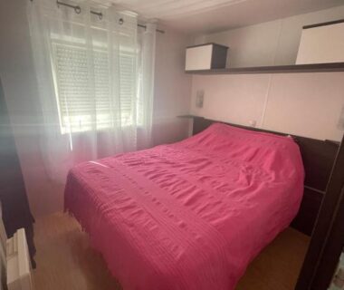 Chambre avec lit double dans le mobil-home SUNSEA du Camping DEL MAR