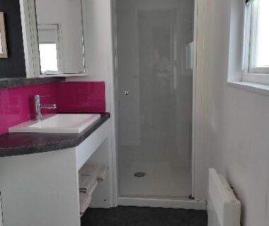 Salle de bain avec douche et vasque du Mobil home TAOS Luxe H20