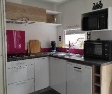 Cuisine équipée avec plan de travail et micro ondes dans le Mobil home TAOS Luxe H20 du Camping de Lanniron