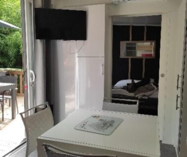 Séjour avec table et terrasse visible dans le Mobil home TAOS Luxe H20