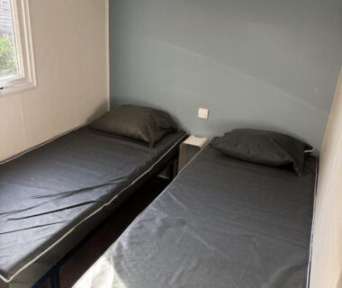 Chambre avec deux lits simples dans le mobil-home Torreilles-plage du Camping 5 Etoiles Le Marisol