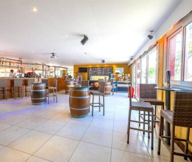 Salle commune avec bar et tonneaux dans le Mobil-home Torreilles-plage au Camping 5 Etoiles Le Marisol
