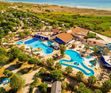 Vue aérienne des piscines et toboggans près de la plage au Camping Le Marisol