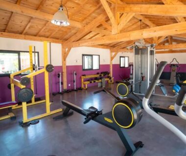 Salle de fitness intérieure avec appareils de musculation au Camping 5 Etoiles Le Marisol