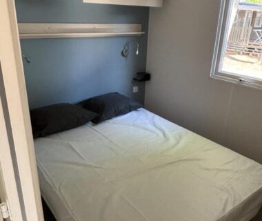 Chambre avec lit double et fenêtre dans le Mobil-home Torreilles-plage Camping 5 Etoiles Le Marisol