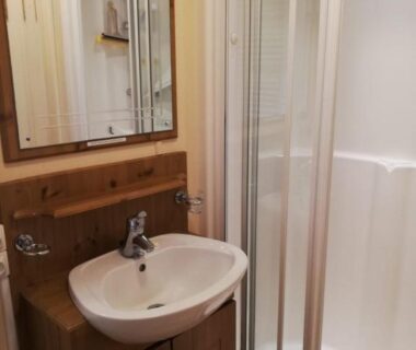 Salle de bains avec douche et lavabo du Mobil home Vergnelibert