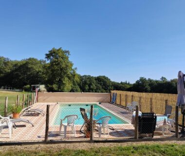 Piscine extérieure avec chaises longues au Mobil home Vergnelibert