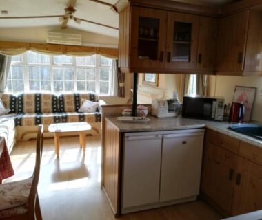 Intérieur salon et kitchenette du Mobil home Vergnelibert