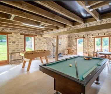Salle de jeux avec billard et babyfoot du Mobil home Vergnelibert