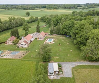 Vue aérienne du camping avec piscine mobil homes et pelouse du Mobil home Vergnelibert