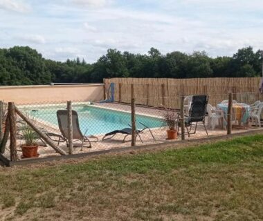Piscine extérieure clôturée avec transats au Mobil home Vergnelibert