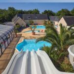 Espace piscine avec toboggans et bassin couvert au mobil home XL 6 personnes du Camping La Pommeraie de l'Océan