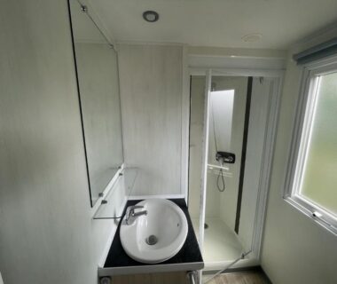 Salle d'eau avec lavabo et douche dans le mobil home XL 6 personnes du Camping La Pommeraie de l'Océan