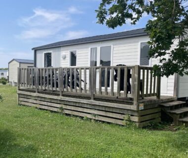 Terrasse en bois devant mobil home XL 6 personnes au Camping La Pommeraie de l'Océan