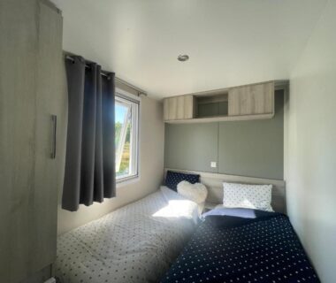 Intérieur mobil home avec deux lits simples dans le Mobil home XXL Bord LAC du CAMPING Les Viviers