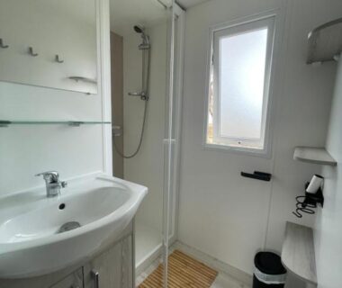 Salle de bain avec douche et lavabo dans le Mobil home XXL au Camping Les Viviers