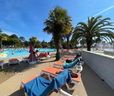 Piscine et transats au Mobil home XXL Bord LAC du CAMPING Les Viviers