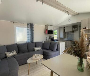 Salon et coin repas dans le mobil home XXL au Camping Les Viviers Lège Cap Ferret