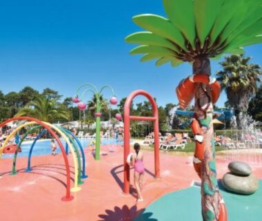 Aire de jeux aquatique et pataugeoire au Mobil home XXL Bord LAC du CAMPING Les Viviers