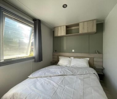 Chambre double lumineuse dans le mobil home XXL Bord LAC au Camping Les Viviers
