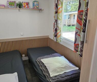 Intérieur du mobil home avec deux lits Mobil home à Boofzheim EUROPA PARK et RULANTICA