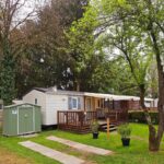 Terrasse en bois et jardinet devant mobil home au Mobil home à Boofzheim – EUROPA PARK et RULANTICA
