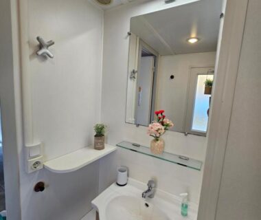 Salle de bains avec lavabo et miroir du Mobil home à Boofzheim EUROPA PARK et RULANTICA