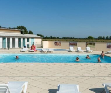 Piscine extérieure avec baigneurs et transats au Mobil home à Boofzheim - EUROPA PARK et RULANTICA