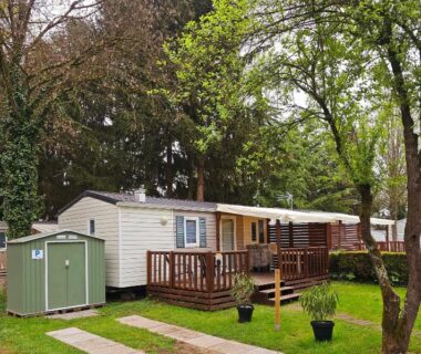 Terrasse en bois et jardinet devant mobil home au Mobil home à Boofzheim – EUROPA PARK et RULANTICA