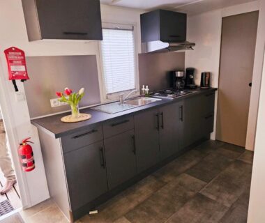 Cuisine équipée dans le mobil home à Boofzheim - EUROPA PARK et RULANTICA