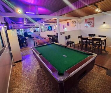 Salle de loisirs avec billard et coin salon dans le Mobil home à Boofzheim – EUROPA PARK et RULANTICA