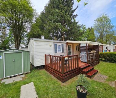 Terrasse en bois et pelouse devant le mobil home à Boofzheim EUROPA PARK et RULANTICA