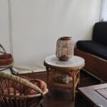 Terrasse couverte avec fauteuils en rotin et canapé du Mobil-home à Hourtin – Terrasse, piscine, proche lac & océan