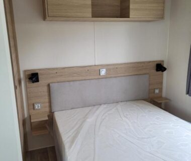 Chambre avec lit double et rangements dans le Mobil-home à Lattes