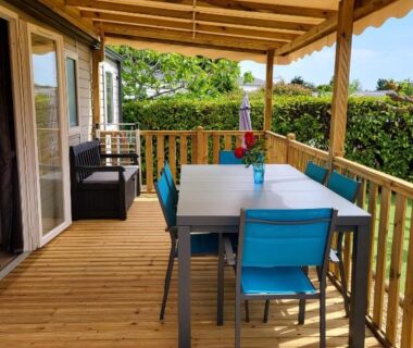 Terrasse couverte avec table et chaises du Mobil-home à Lattes