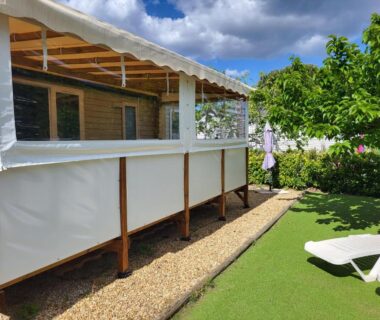 Terrasse couverte avec transat dans le jardin du Mobil-home à Lattes