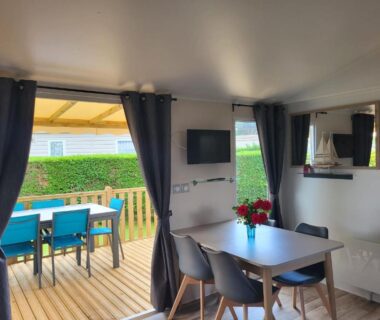 Salon et terrasse avec table et chaises du Mobil-home à Lattes