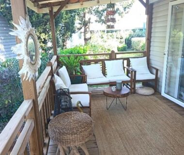 Terrasse couverte avec salon extérieur du Mobil-home à Lattes proche mer et Montpellier
