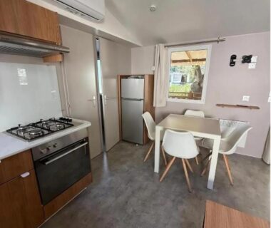 Intérieur avec cuisine et coin repas du mobil-home à Lattes proche mer et Montpellier