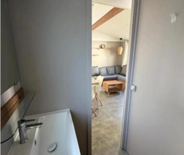 Salle de bain avec lavabo et vue sur le coin salon dans le Mobil-home à Lattes proche mer et Montpellier