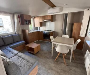 Salon et cuisine ouverts du mobil-home à Lattes proche mer et Montpellier