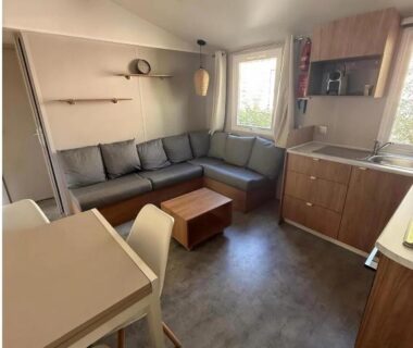 Intérieur avec coin salon et kitchenette dans le mobil-home à Lattes proche mer et Montpellier