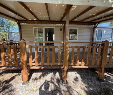 Terrasse couverte avec rambarde en bois du mobil-home à Lattes proche mer et Montpellier