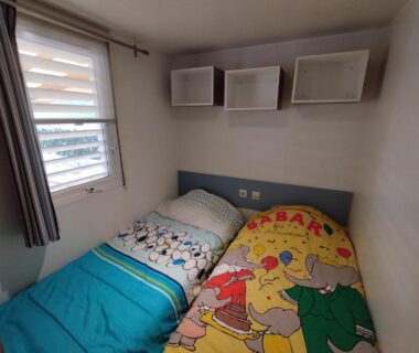 Chambre avec deux lits simples dans le Mobil home à louer dans camping des cigales le muy 5 étoiles