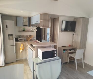 Intérieur avec cuisine équipée et coin repas dans le mobil home Camping des Cigales Le Muy 5 étoiles