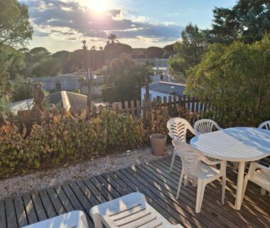 Terrasse en bois avec table et transats du Mobil home à louer dans camping des cigales le muy 5 étoiles