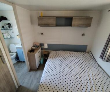 Chambre avec lit et salle d'eau dans le mobil home à louer camping des cigales Le Muy 5 étoiles