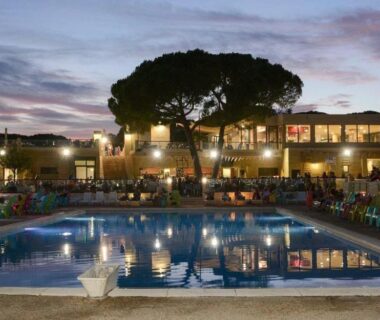 Piscine éclairée au crépuscule devant le mobil home à louer du Camping des Cigales Le Muy